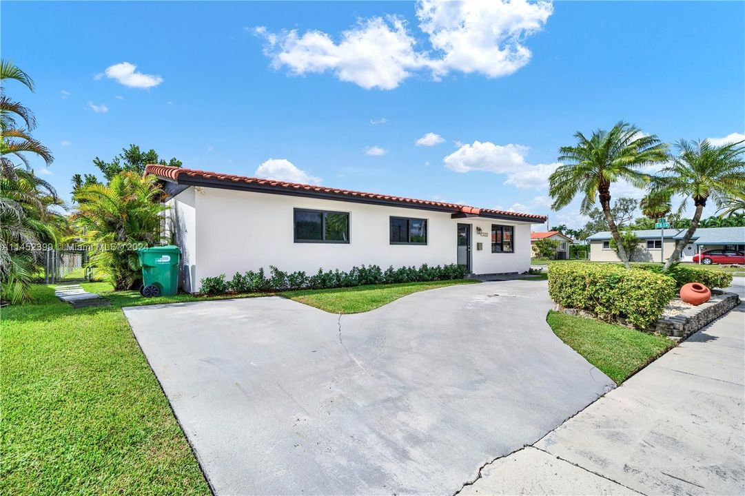 For Sale: $899,999 (4 beds, 3 baths, 1950 Square Feet)