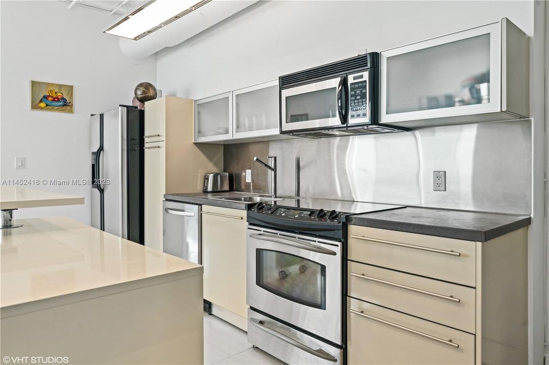For Sale: $990,000 (1 beds, 2 baths, 1018 Square Feet)
