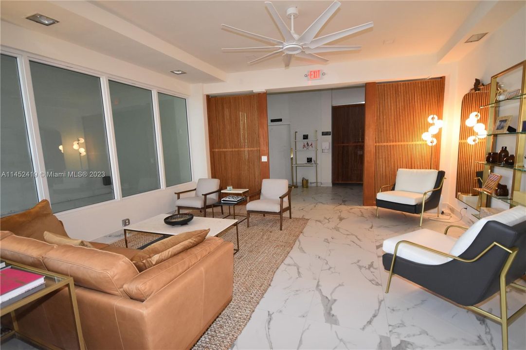 Active With Contract: $3,500 (1 beds, 1 baths, 704 Square Feet)