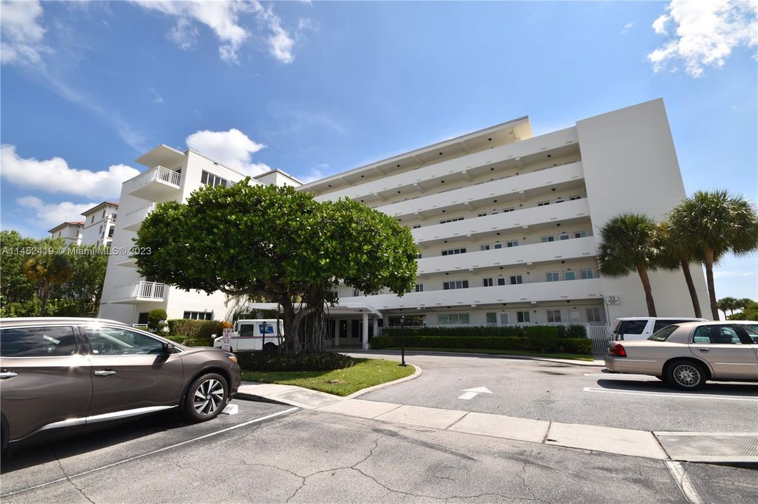 Active With Contract: $3,500 (1 beds, 1 baths, 704 Square Feet)