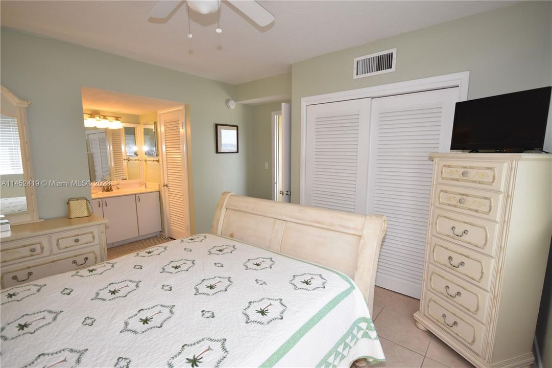 Active With Contract: $3,500 (1 beds, 1 baths, 704 Square Feet)