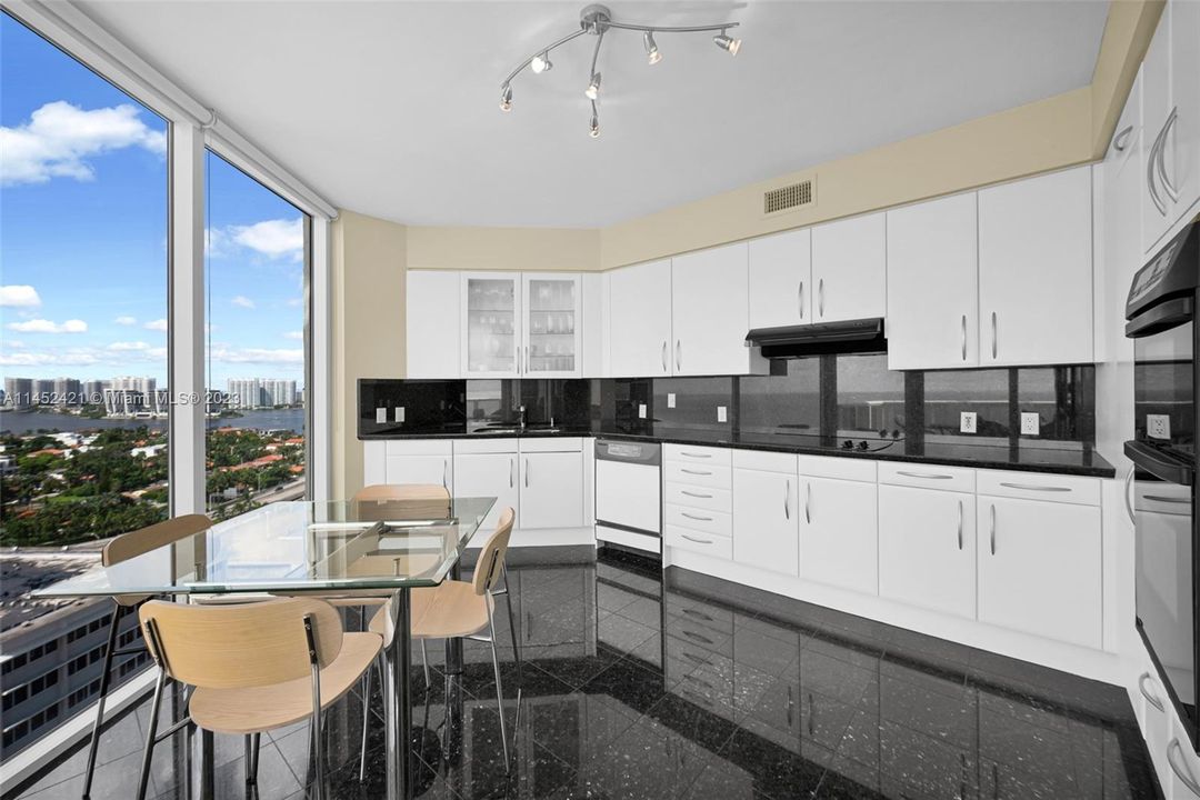 Vendido Recientemente: $2,300,000 (3 camas, 4 baños, 1930 Pies cuadrados)