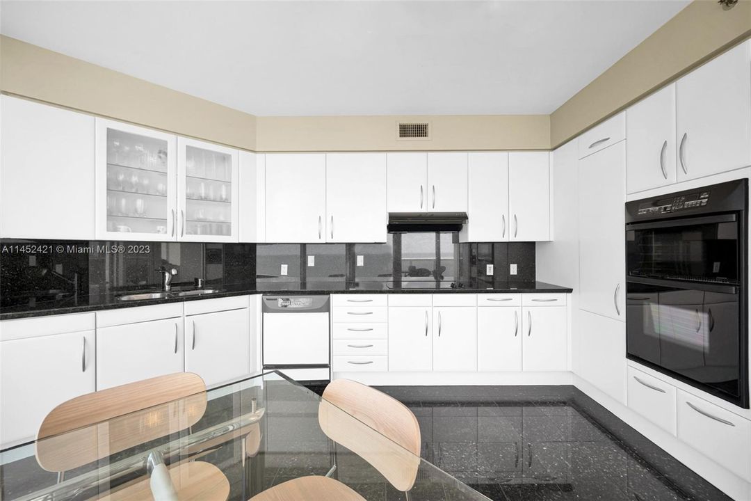 Vendido Recientemente: $2,300,000 (3 camas, 4 baños, 1930 Pies cuadrados)