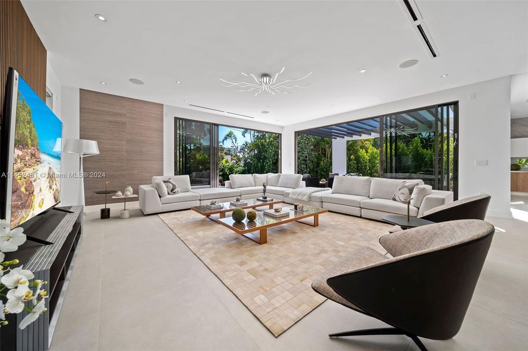 Recently Sold: $6,590,000 (5 beds, 4 baths, 3961 Square Feet)