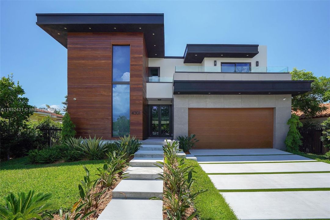 Recently Sold: $6,590,000 (5 beds, 4 baths, 3961 Square Feet)