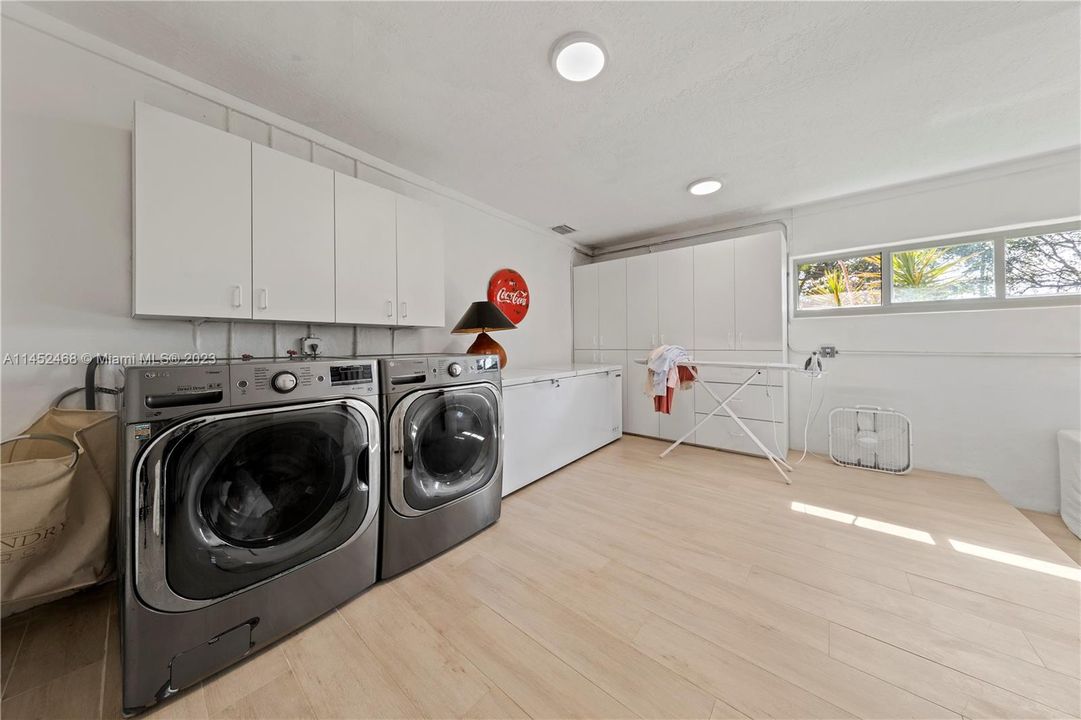 HUGE LAUNDRY / MUD ROOM OFF OF IN-LAW SUITES PERFECT FOR PETS