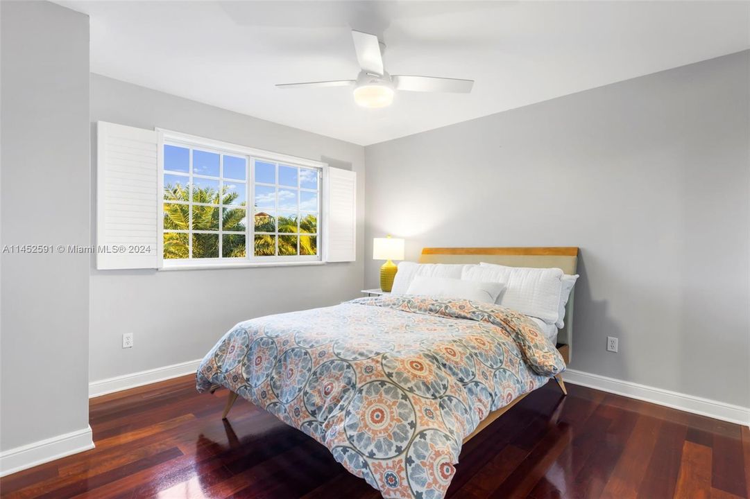 Vendido Recientemente: $2,200,000 (6 camas, 4 baños, 5099 Pies cuadrados)