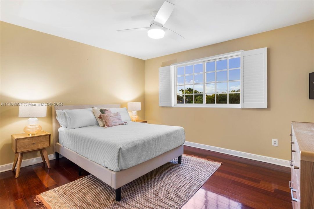 Vendido Recientemente: $2,200,000 (6 camas, 4 baños, 5099 Pies cuadrados)