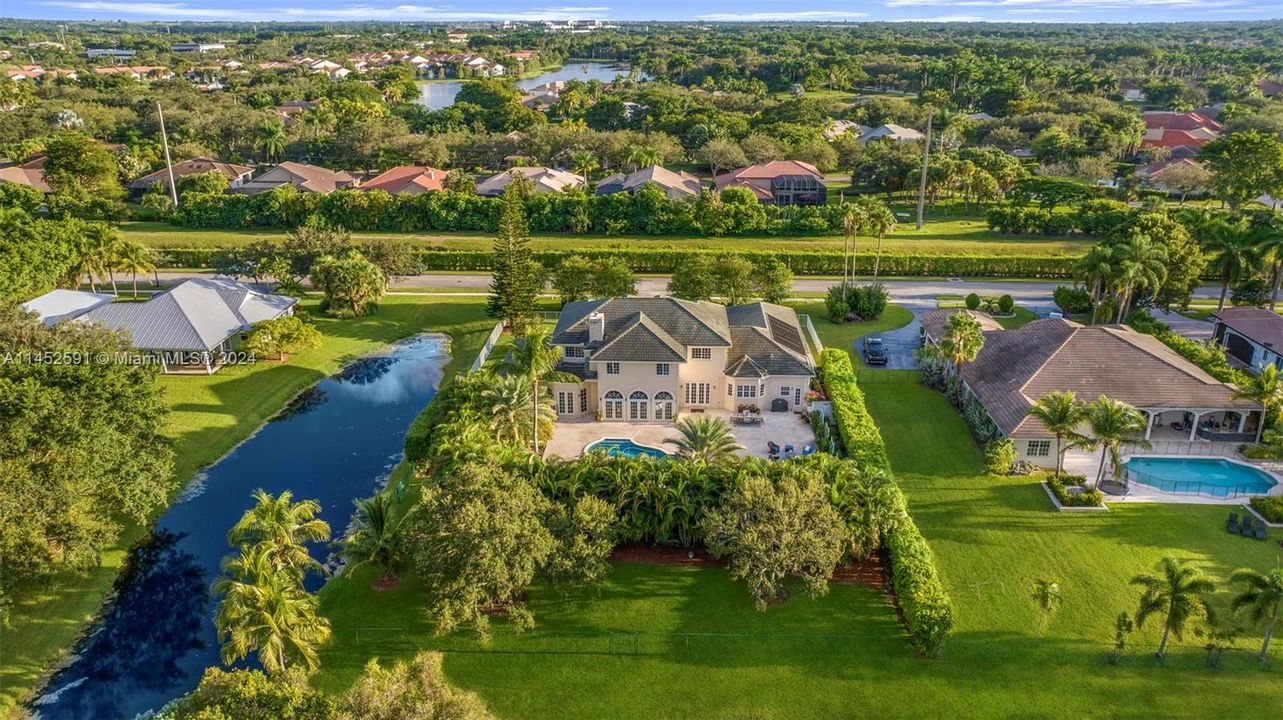 Vendido Recientemente: $2,200,000 (6 camas, 4 baños, 5099 Pies cuadrados)