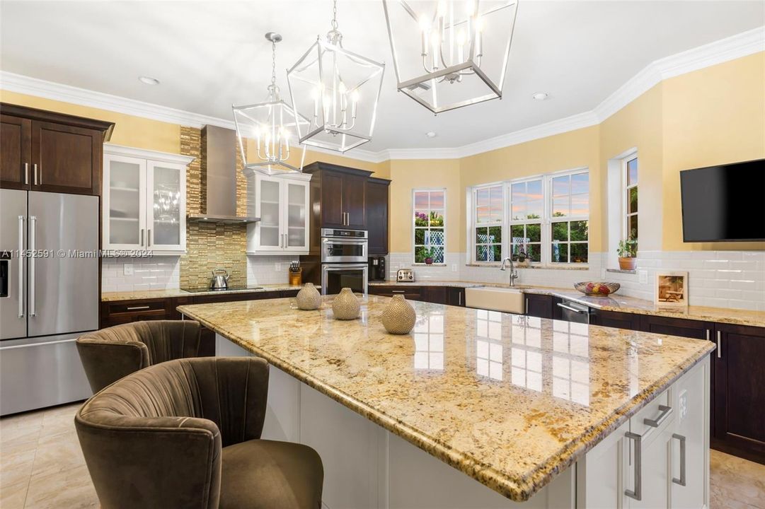 Vendido Recientemente: $2,200,000 (6 camas, 4 baños, 5099 Pies cuadrados)