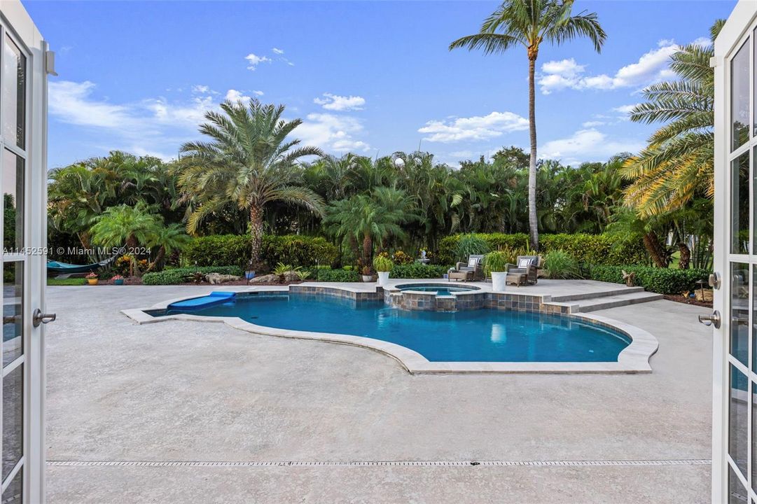 Vendido Recientemente: $2,200,000 (6 camas, 4 baños, 5099 Pies cuadrados)