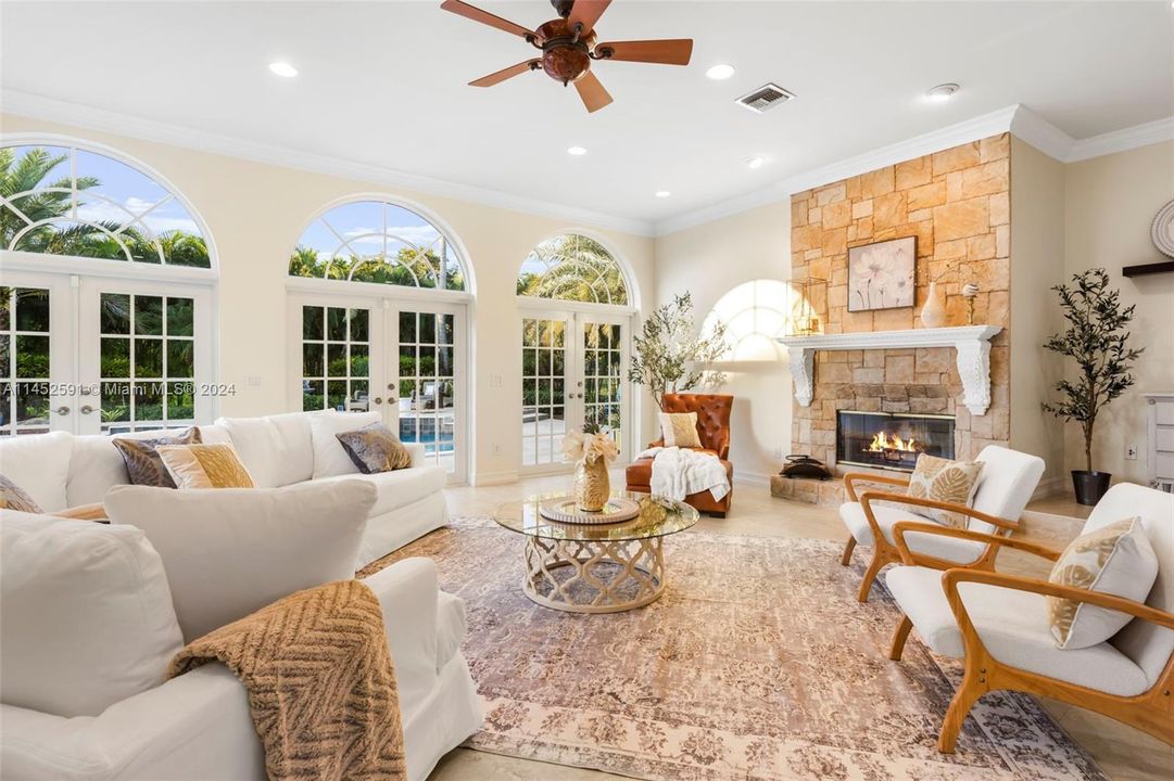 Vendido Recientemente: $2,200,000 (6 camas, 4 baños, 5099 Pies cuadrados)