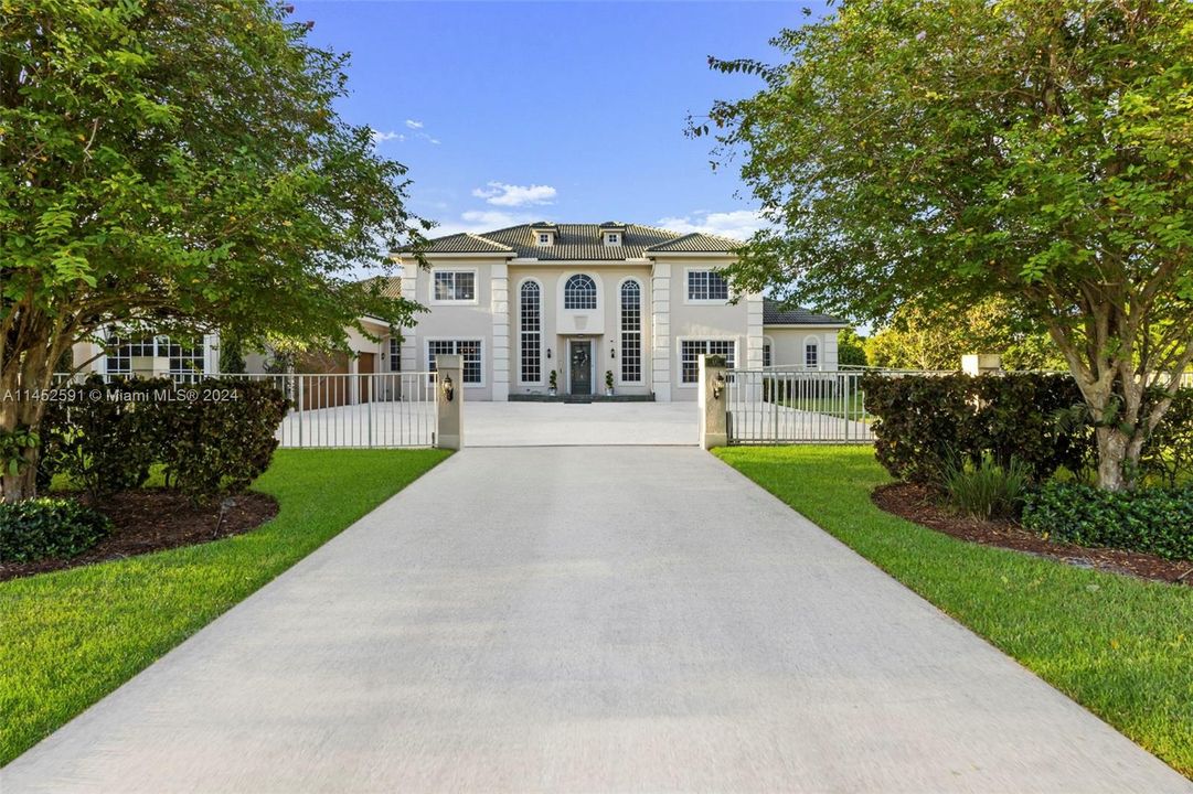 Vendido Recientemente: $2,200,000 (6 camas, 4 baños, 5099 Pies cuadrados)