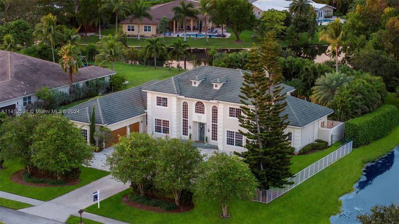 Vendido Recientemente: $2,200,000 (6 camas, 4 baños, 5099 Pies cuadrados)