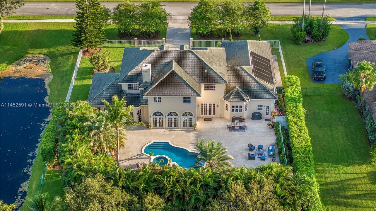 Vendido Recientemente: $2,200,000 (6 camas, 4 baños, 5099 Pies cuadrados)