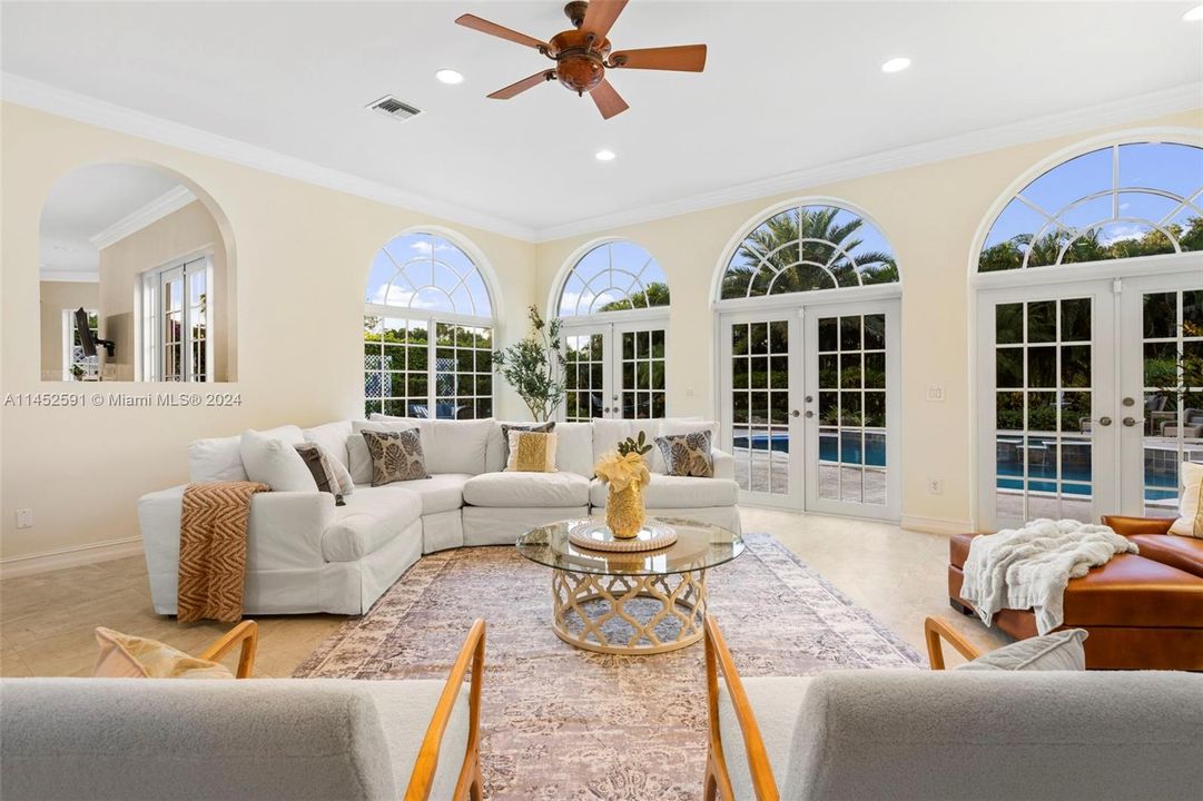 Vendido Recientemente: $2,200,000 (6 camas, 4 baños, 5099 Pies cuadrados)