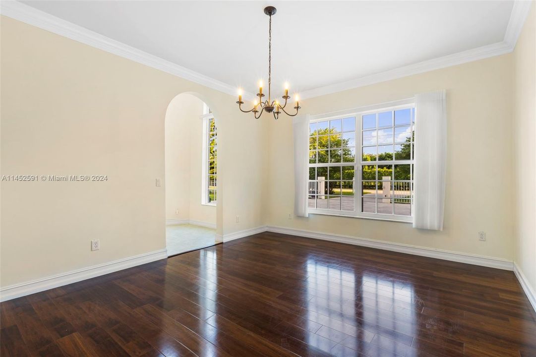 Vendido Recientemente: $2,200,000 (6 camas, 4 baños, 5099 Pies cuadrados)