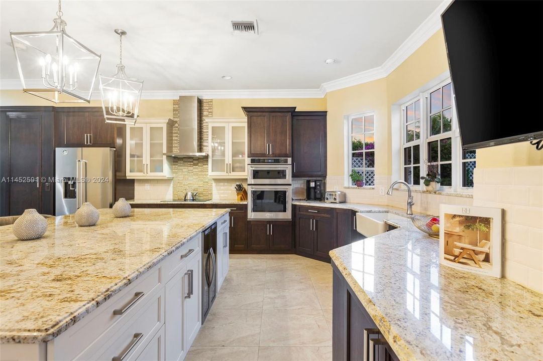 Vendido Recientemente: $2,200,000 (6 camas, 4 baños, 5099 Pies cuadrados)