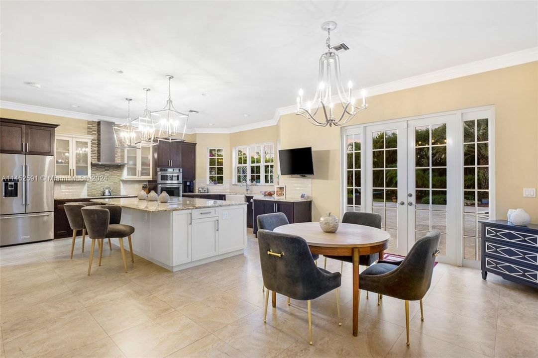 Vendido Recientemente: $2,200,000 (6 camas, 4 baños, 5099 Pies cuadrados)