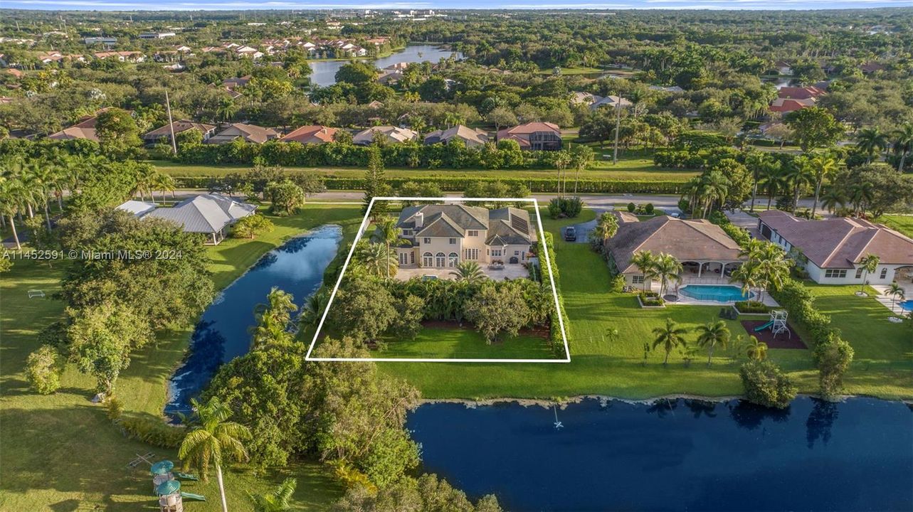 Vendido Recientemente: $2,200,000 (6 camas, 4 baños, 5099 Pies cuadrados)