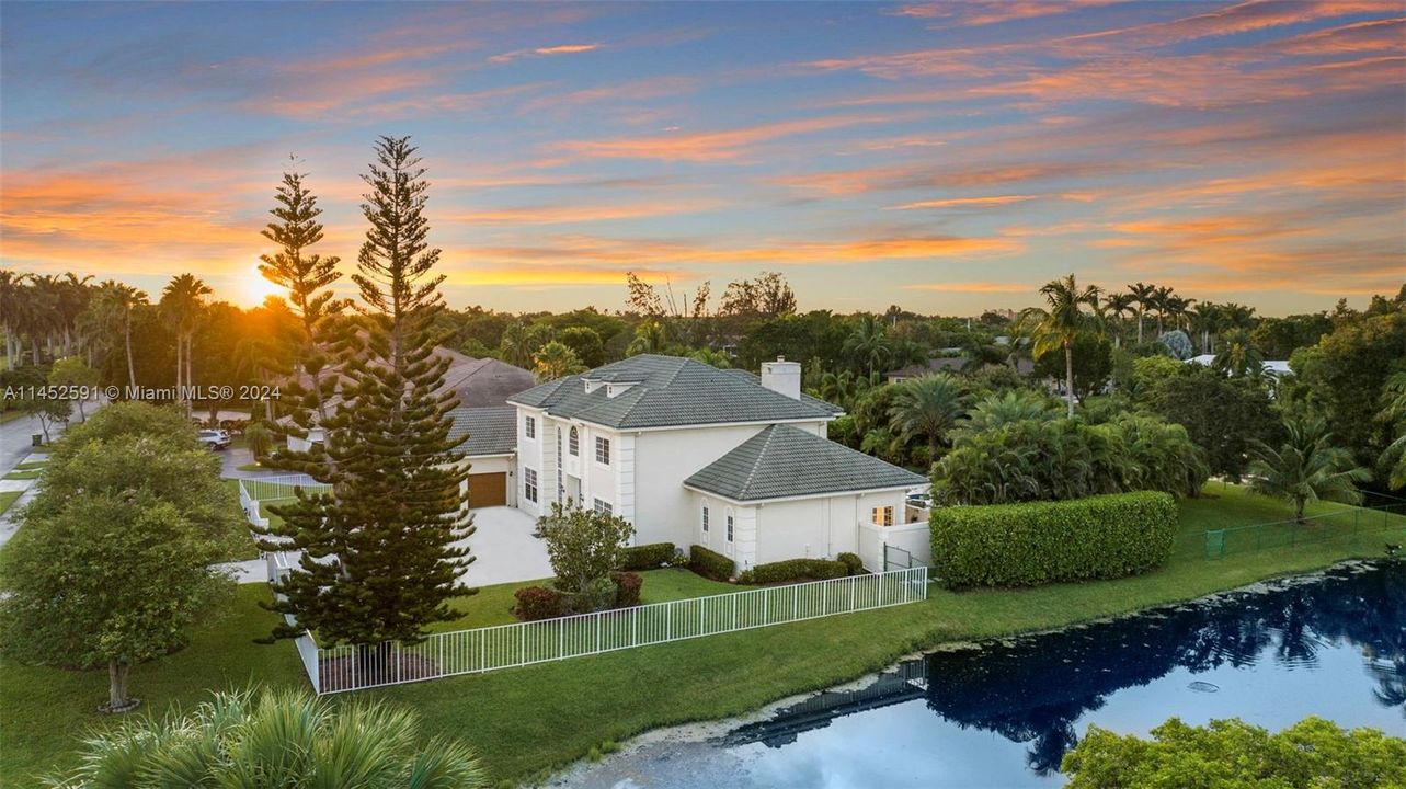 Vendido Recientemente: $2,200,000 (6 camas, 4 baños, 5099 Pies cuadrados)