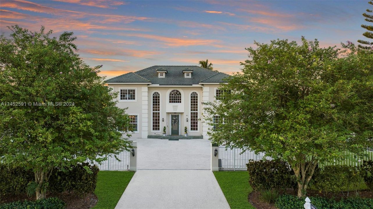 Vendido Recientemente: $2,200,000 (6 camas, 4 baños, 5099 Pies cuadrados)