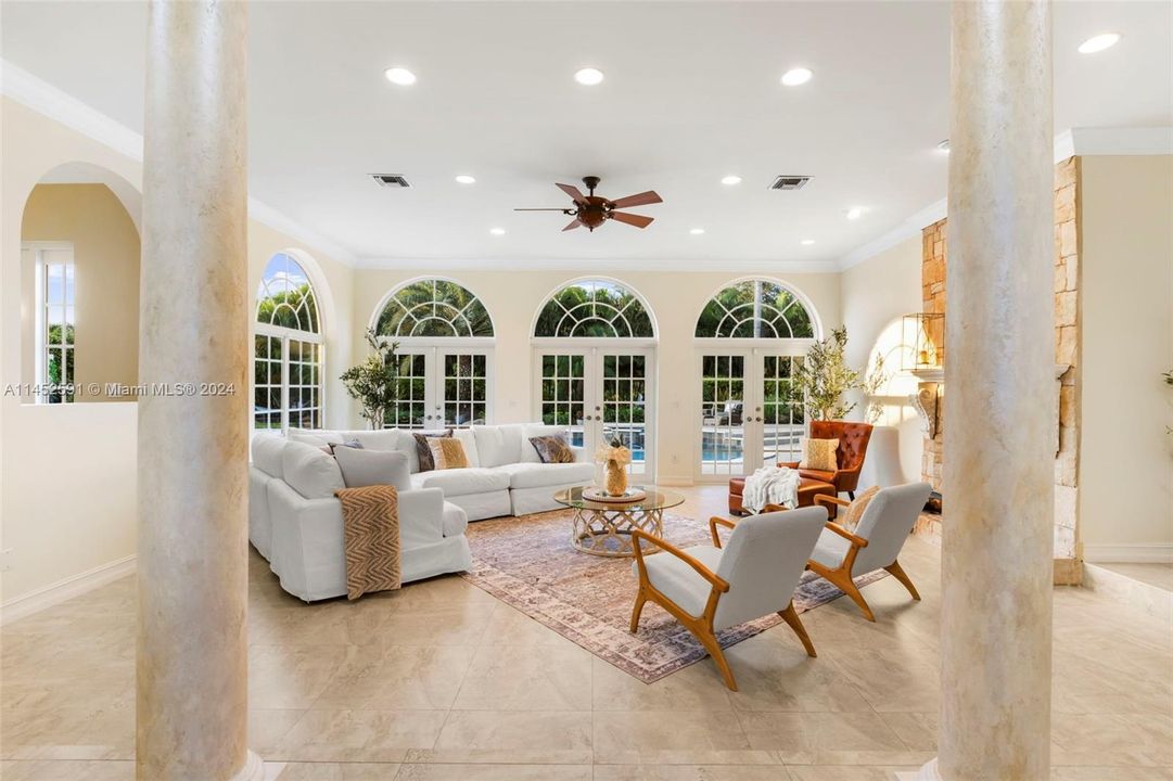 Vendido Recientemente: $2,200,000 (6 camas, 4 baños, 5099 Pies cuadrados)