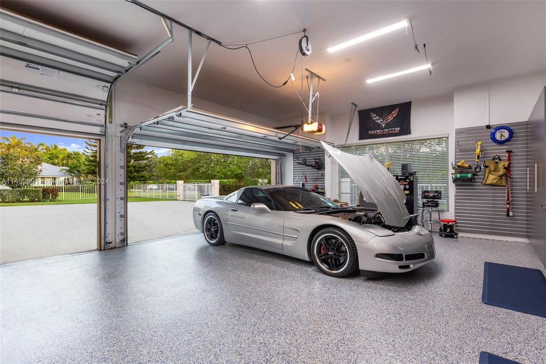 4 car garage, 3 garage doors