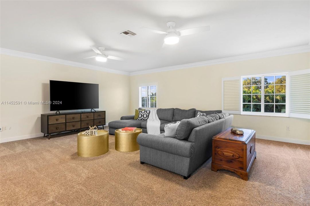 Vendido Recientemente: $2,200,000 (6 camas, 4 baños, 5099 Pies cuadrados)