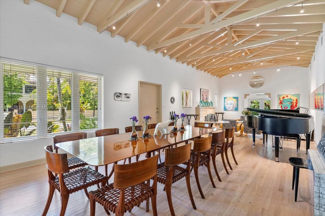 Recently Sold: $2,700,000 (5 beds, 4 baths, 2841 Square Feet)