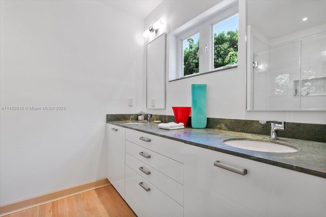 Recently Sold: $2,700,000 (5 beds, 4 baths, 2841 Square Feet)