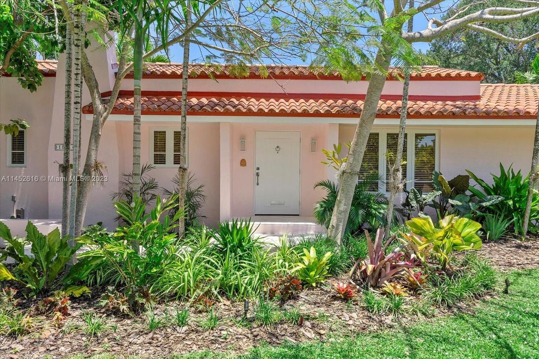 Recently Sold: $2,700,000 (5 beds, 4 baths, 2841 Square Feet)