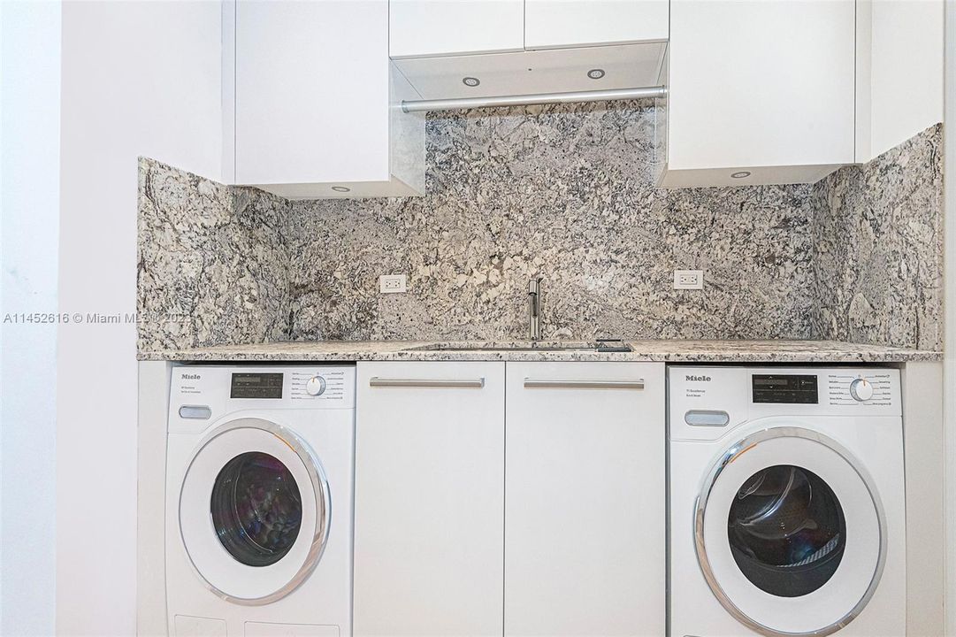 Recently Sold: $2,700,000 (5 beds, 4 baths, 2841 Square Feet)