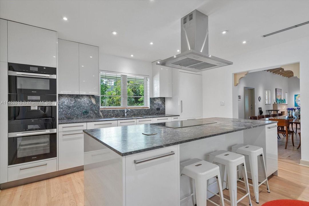 Recently Sold: $2,700,000 (5 beds, 4 baths, 2841 Square Feet)