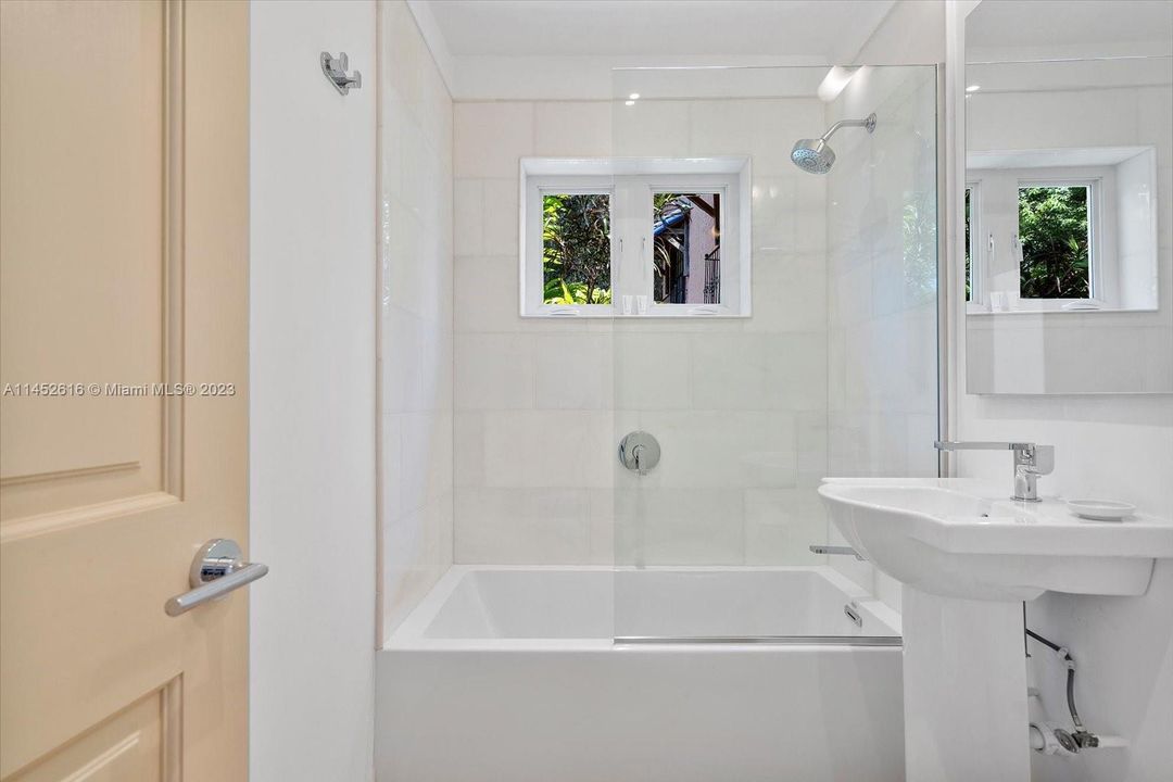 Recently Sold: $2,700,000 (5 beds, 4 baths, 2841 Square Feet)