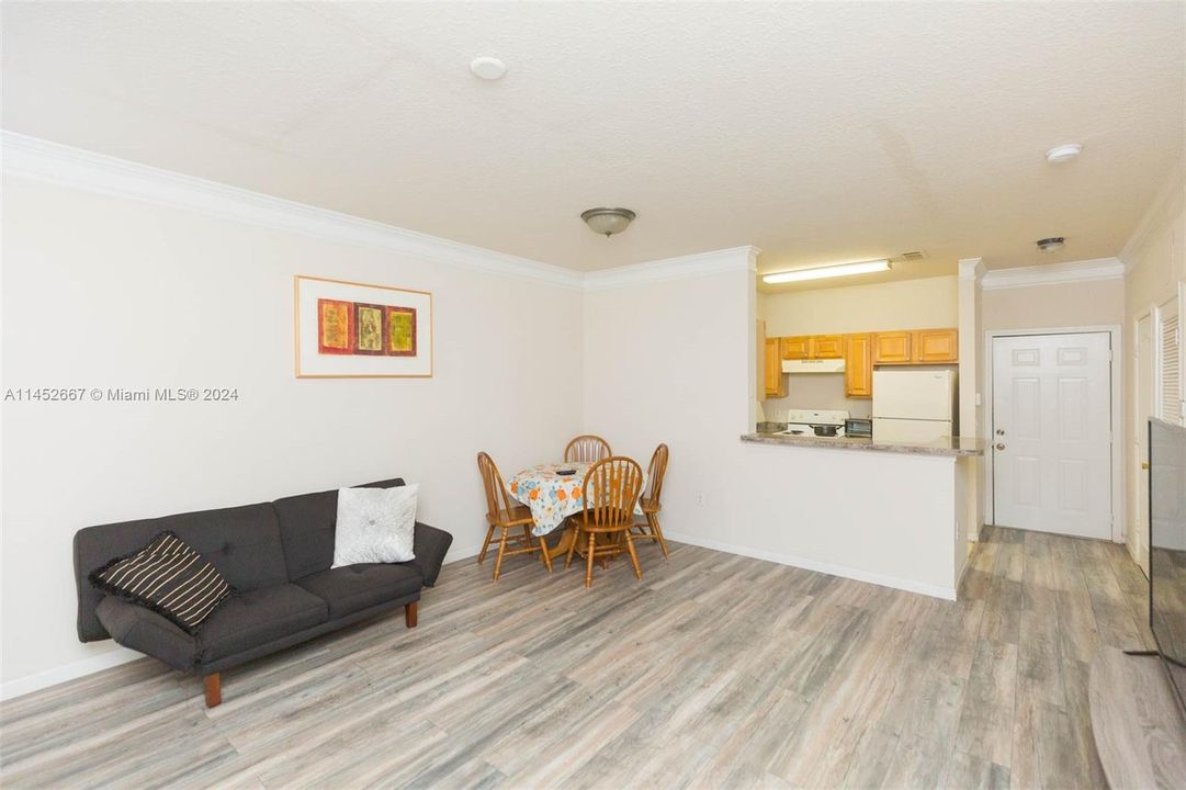 For Sale: $155,000 (1 beds, 1 baths, 771 Square Feet)