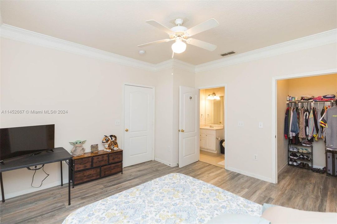 For Sale: $154,000 (1 beds, 1 baths, 771 Square Feet)