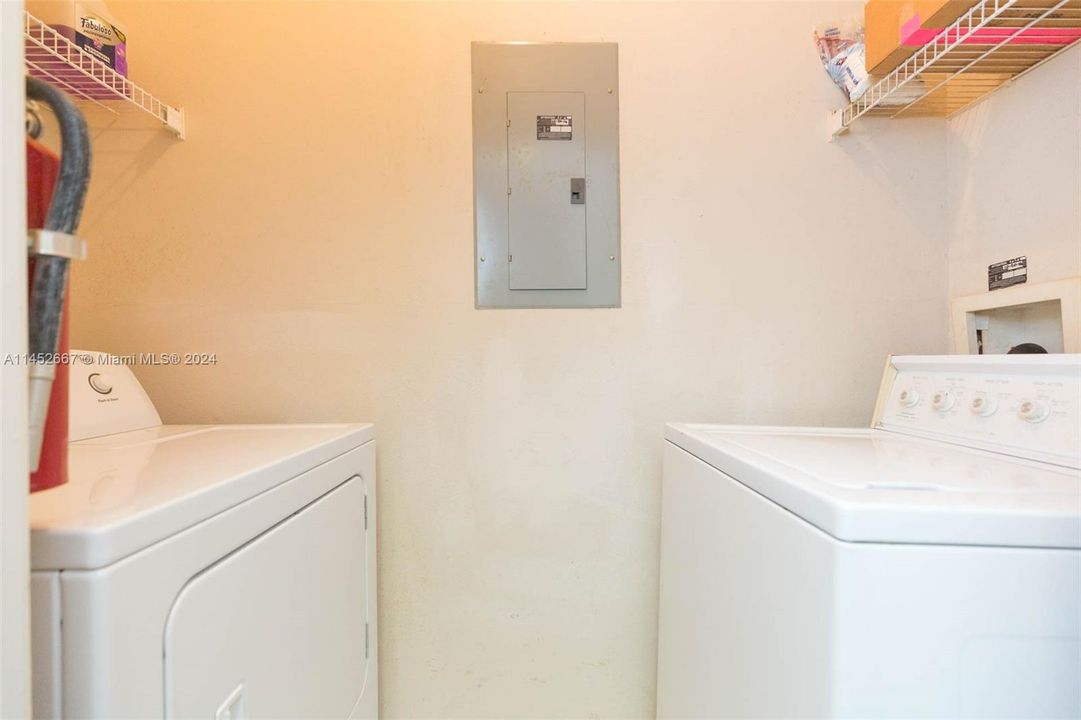 For Sale: $155,000 (1 beds, 1 baths, 771 Square Feet)