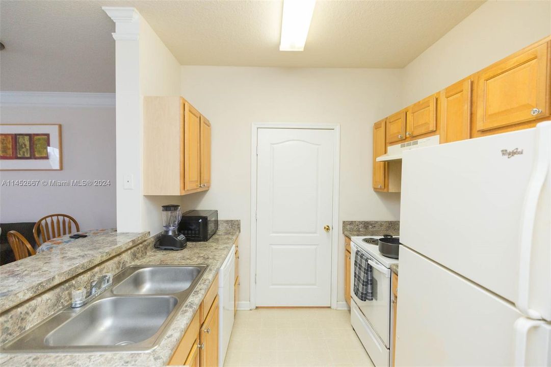 For Sale: $155,000 (1 beds, 1 baths, 771 Square Feet)