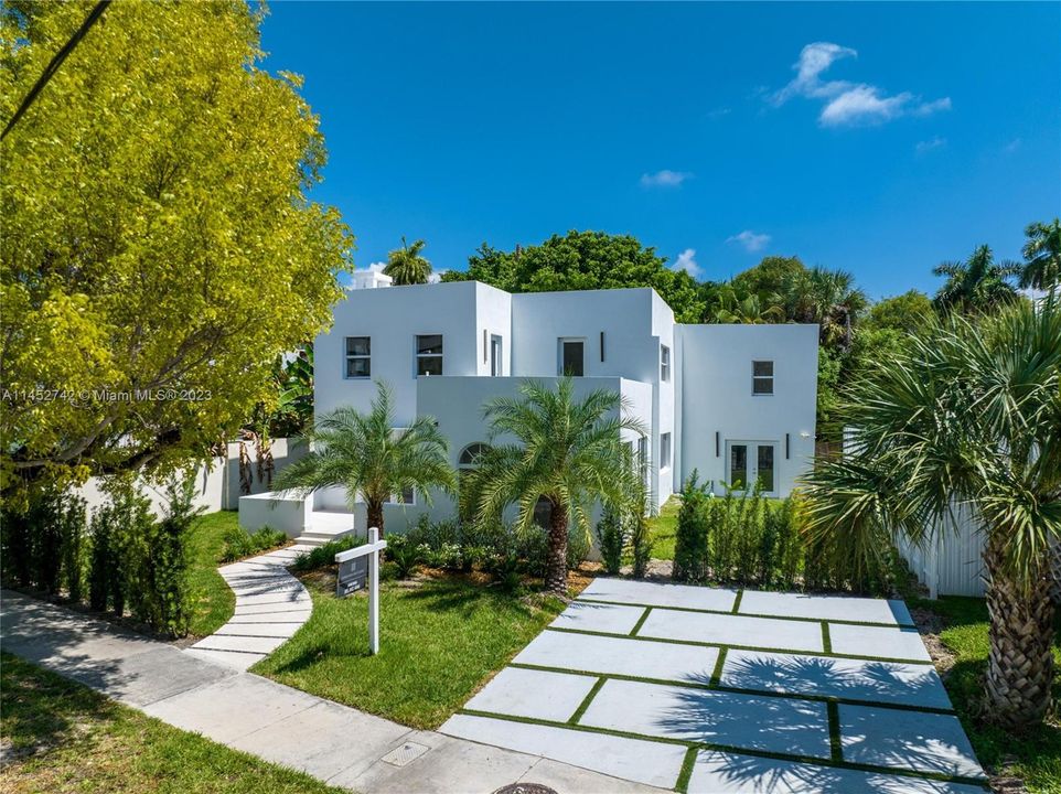 Recently Sold: $3,075,000 (4 beds, 4 baths, 2862 Square Feet)