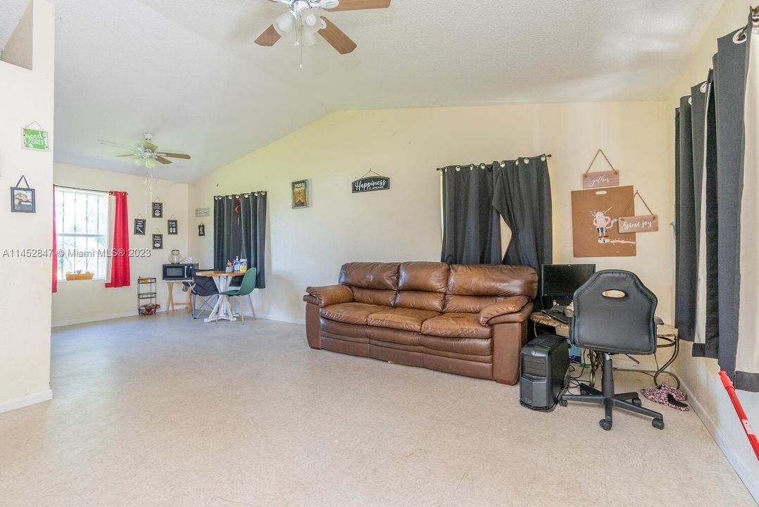 Recently Sold: $379,000 (3 beds, 1 baths, 1050 Square Feet)