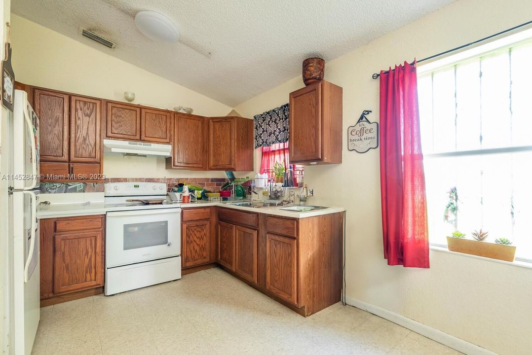 Recently Sold: $379,000 (3 beds, 1 baths, 1050 Square Feet)