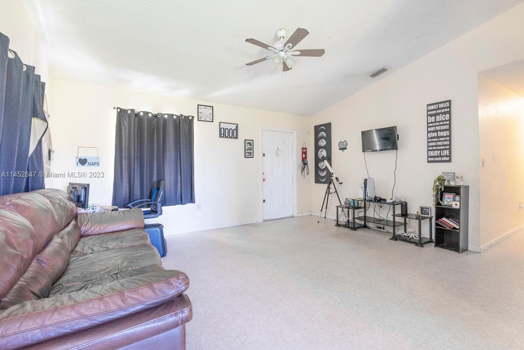 Recently Sold: $379,000 (3 beds, 1 baths, 1050 Square Feet)