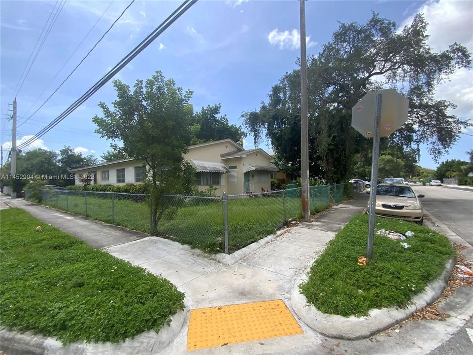 Недавно продано: $449,900 (3 спален, 2 ванн, 2036 Квадратных фут)