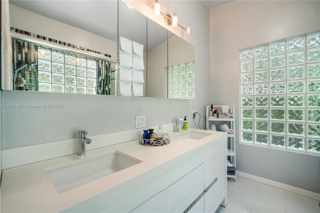 Recently Rented: $8,500 (3 beds, 2 baths, 2086 Square Feet)