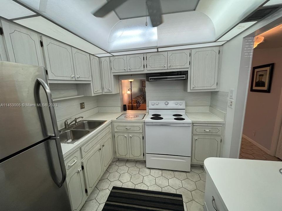 For Sale: $145,000 (1 beds, 1 baths, 727 Square Feet)
