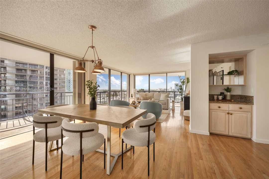 Recently Sold: $1,075,000 (2 beds, 2 baths, 1142 Square Feet)