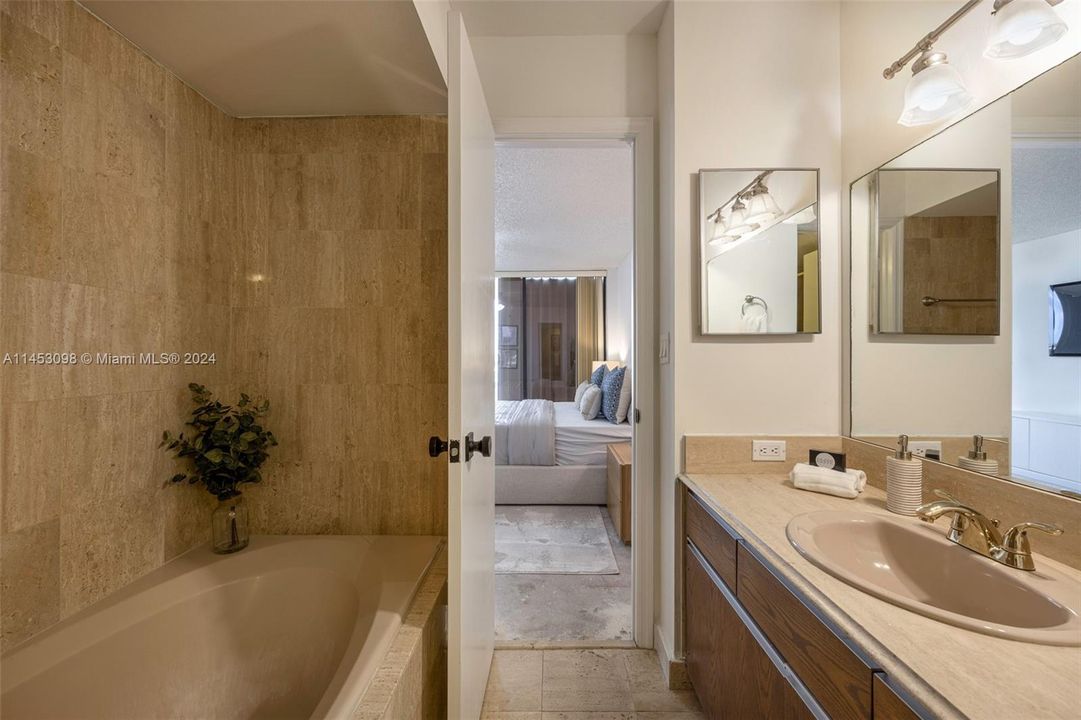 Recently Sold: $1,075,000 (2 beds, 2 baths, 1142 Square Feet)