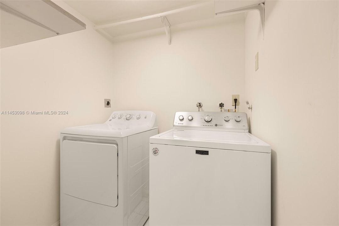 Recently Sold: $1,075,000 (2 beds, 2 baths, 1142 Square Feet)