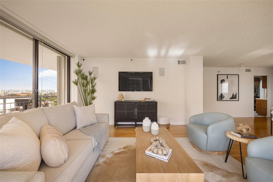 Recently Sold: $1,075,000 (2 beds, 2 baths, 1142 Square Feet)